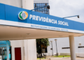 Fachada da Previdência Social no edifício sede do INSS em destaque.