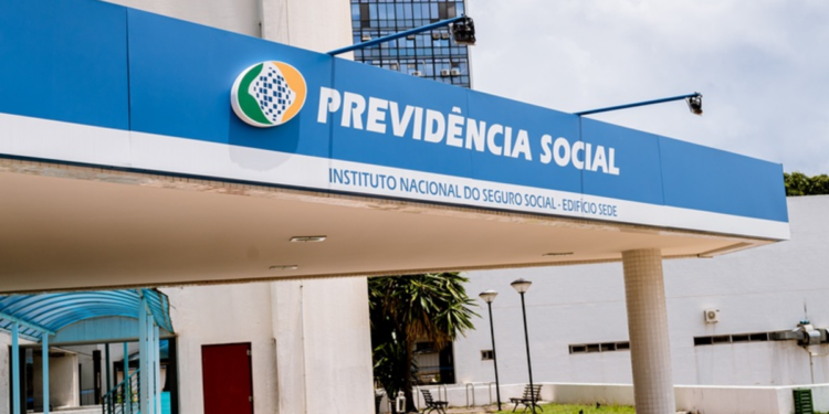 Fachada da Previdência Social no edifício sede do INSS em destaque.