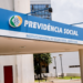 Fachada da Previdência Social no edifício sede do INSS em destaque.