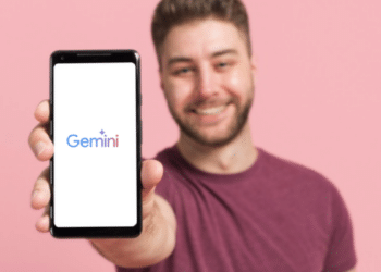 Jovem exibe smartphone com logo Gemini em destaque.