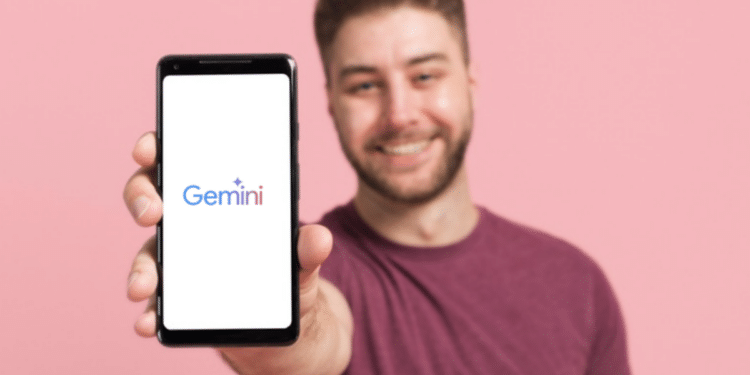 Jovem exibe smartphone com logo Gemini em destaque.
