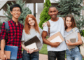 Estudantes sorrindo juntos em campus universitário.