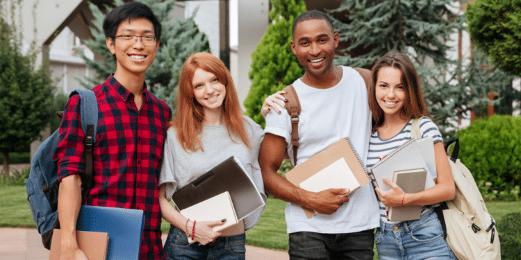 Estudantes sorrindo juntos em campus universitário.