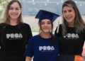 Formanda celebra conquista com equipe do Instituto PROA.