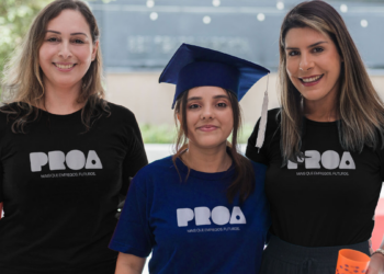 Formanda celebra conquista com equipe do Instituto PROA.