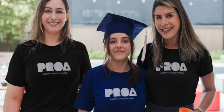 Formanda celebra conquista com equipe do Instituto PROA.
