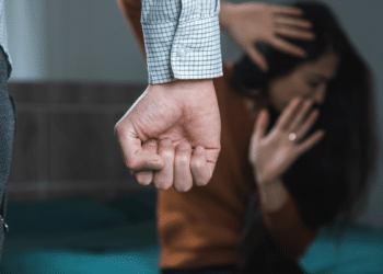 Violência doméstica retratada em cena dramática e simbólica.