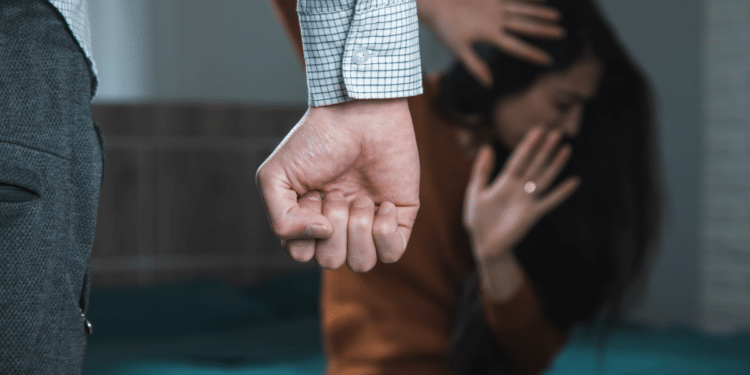 Violência doméstica retratada em cena dramática e simbólica.