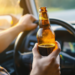 Motorista segurando cerveja enquanto dirige.