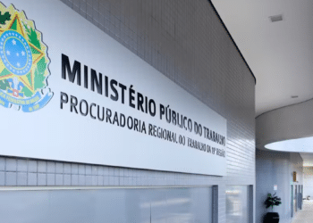 Fachada do Ministério Público do Trabalho da 19ª Região com brasão do Brasil e letreiro.