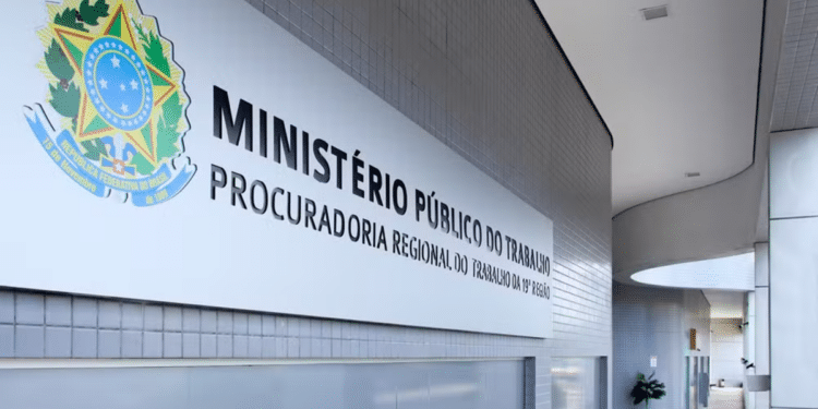 Fachada do Ministério Público do Trabalho da 19ª Região com brasão do Brasil e letreiro.