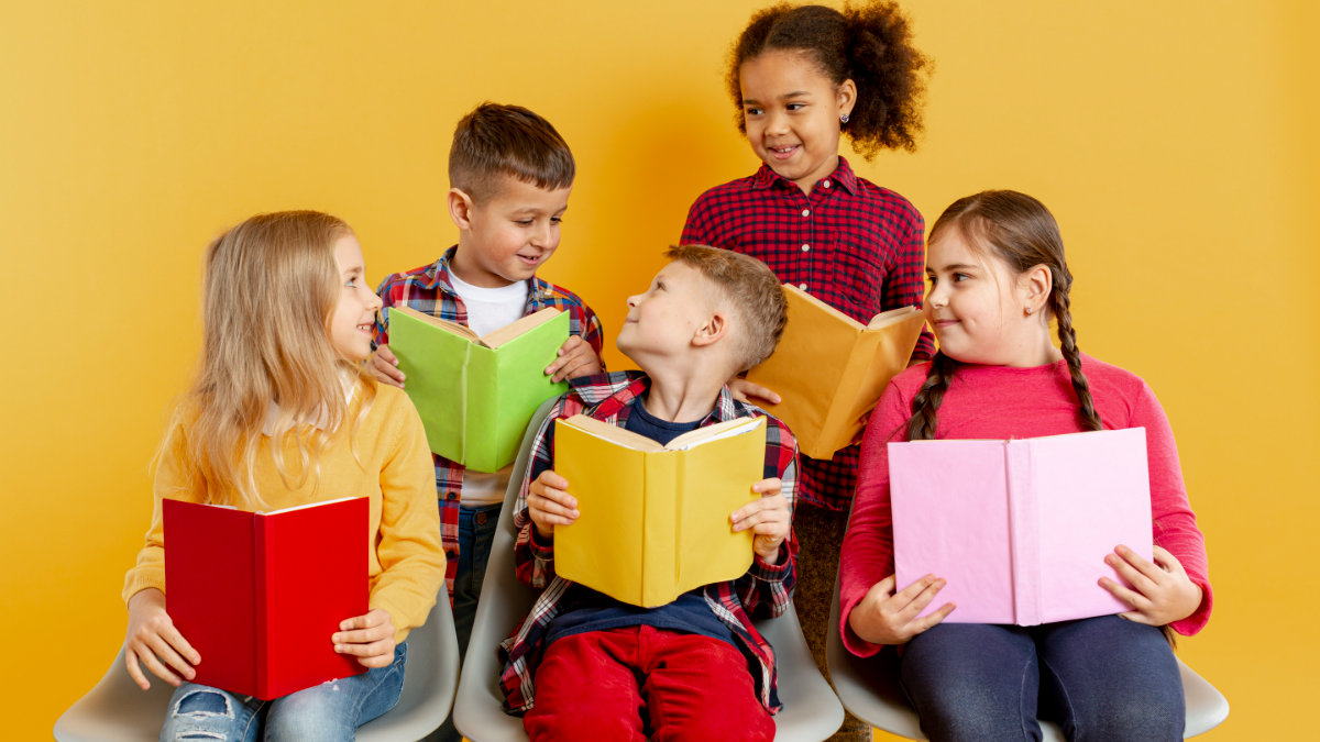 Grupo de crianças de diferentes estilos lendo livros coloridos.