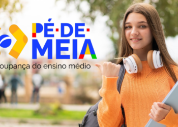 Jovem estudante e logomarca do programa Pé-de-Meia.