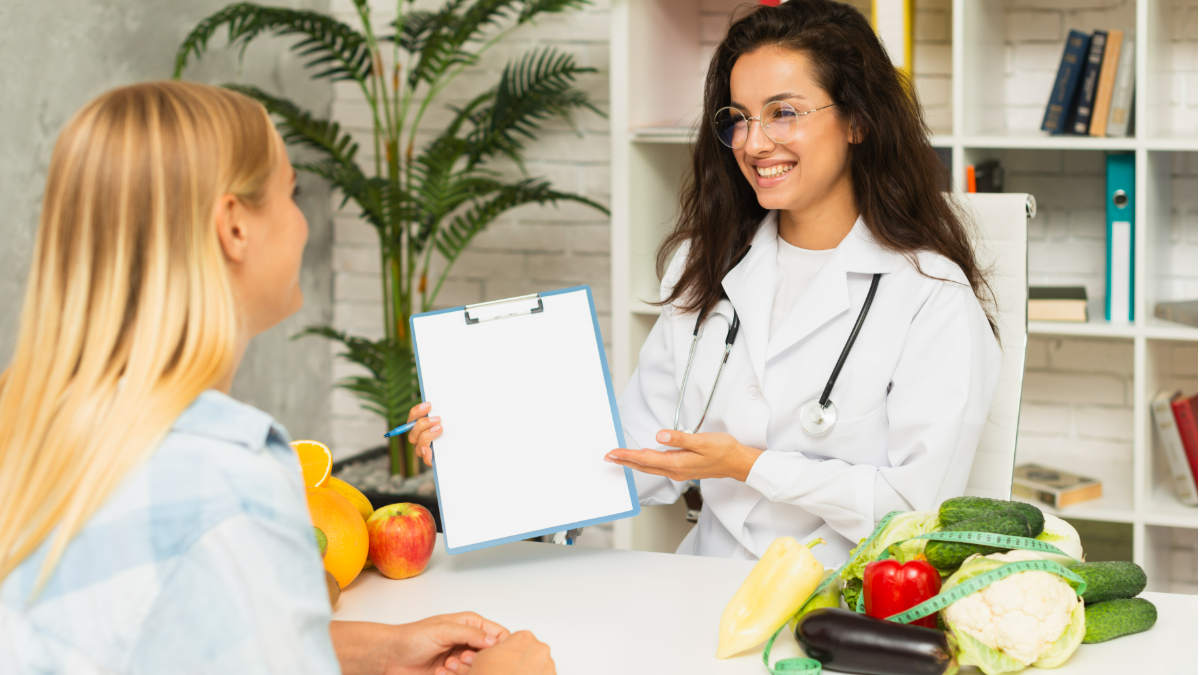 Nutricionista conversando com paciente em consultório.