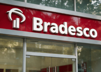 Fachada de agência Bradesco com letreiro e logo.