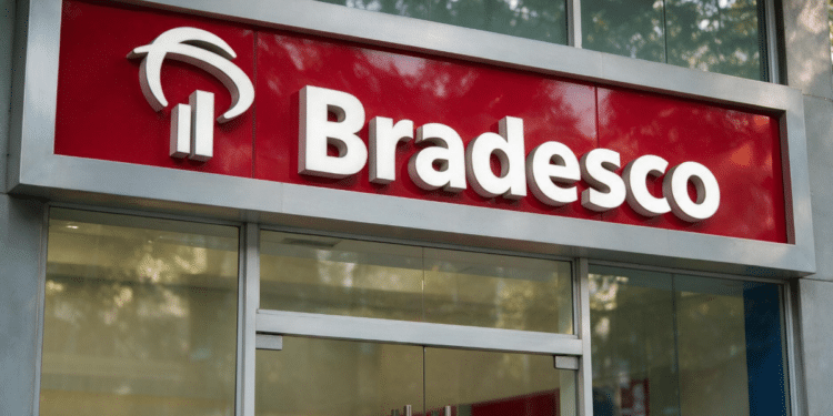 Fachada de agência Bradesco com letreiro e logo.