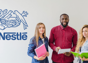 Três jovens segurando cadernos ao lado do logo da Nestlé em parede clara.