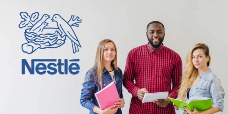 Três jovens segurando cadernos ao lado do logo da Nestlé em parede clara.