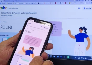 Portal do Prouni exibido em celular e computador no site gov.br.