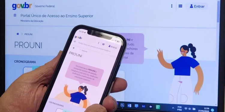 Portal do Prouni exibido em celular e computador no site gov.br.
