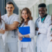 Residentes da saúde reunidos em corredor de hospital.