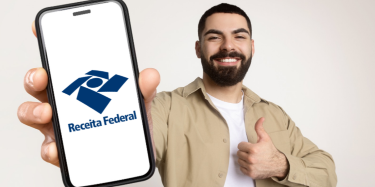 Jovem exibe aplicativo da Receita Federal em celular com expressão positiva.