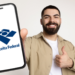 Jovem exibe aplicativo da Receita Federal em celular com expressão positiva.