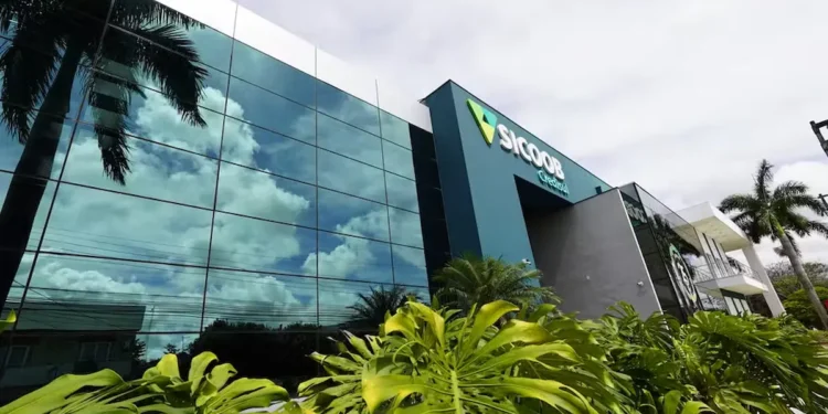 Fachada de uma unidade do Sicoob, instituição que está com mais de 2 mil vagas de emprego abertas em 2026.