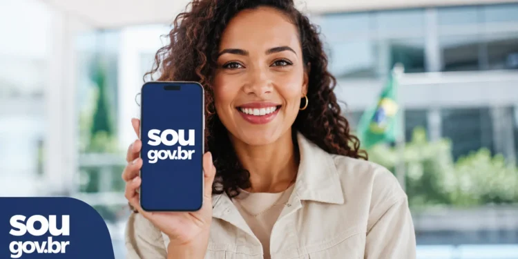 Mulher segura celular com o SOUGOV.BR durante etapa de posse digital de candidatos nomeados no CPNU.