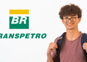 Jovem com mochila ao lado do logo da Transpetro em fundo branco.