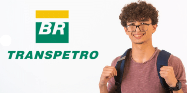 Jovem com mochila ao lado do logo da Transpetro em fundo branco.