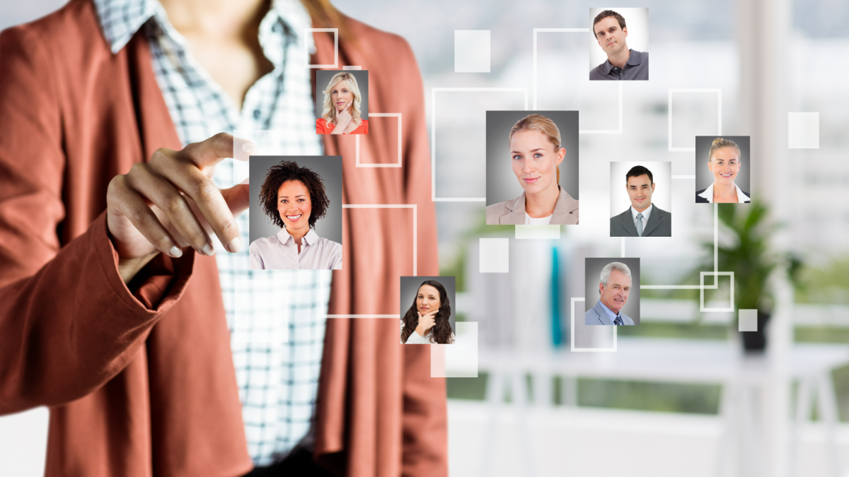 Recrutadora selecionando candidatos em interface digital corporativa.