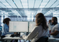 Profissionais de TI monitoram sistemas em ambiente de datacenter.