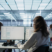 Profissionais de TI monitoram sistemas em ambiente de datacenter.
