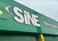 Fachada do SINE destaca Sistema Nacional de Emprego no Brasil.