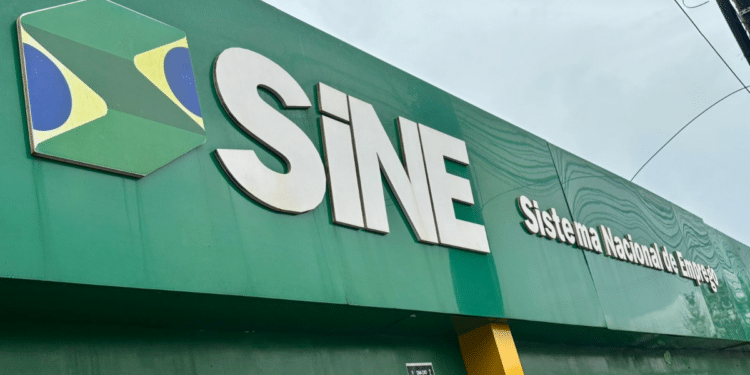 Fachada do SINE destaca Sistema Nacional de Emprego no Brasil.