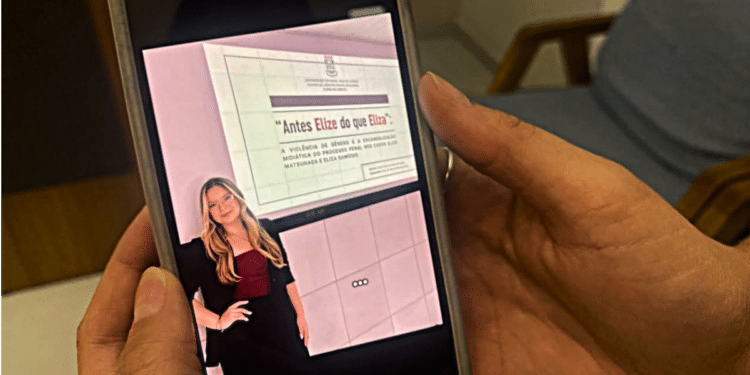 Slide aborda violência de gênero no caso Matsunaga, visualizado em celular.