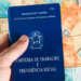 Carteira de Trabalho e notas de real simbolizam emprego e salário no Brasil.