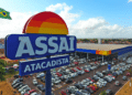 Fachada do Assaí Atacadista com estacionamento cheio.