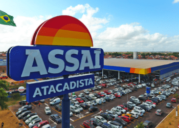 Fachada do Assaí Atacadista com estacionamento cheio.