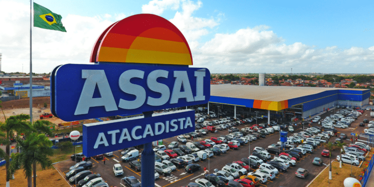 Fachada do Assaí Atacadista com estacionamento cheio.