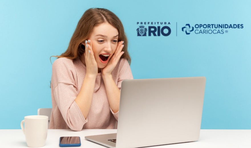 Jovem mulher surpresa olhando laptop, fundo azul com logos Prefeitura do Rio e Oportunidades Cariocas.