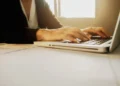 Pessoa utilizando notebook durante inscrição para as vagas remanescentes da Unicamp 2027.