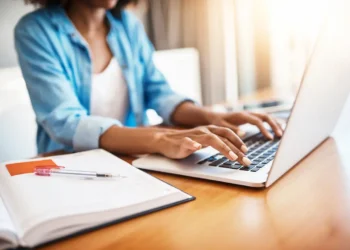 Estudante realiza inscrição online para o Vestibular 2027 da Unicamp utilizando notebook.