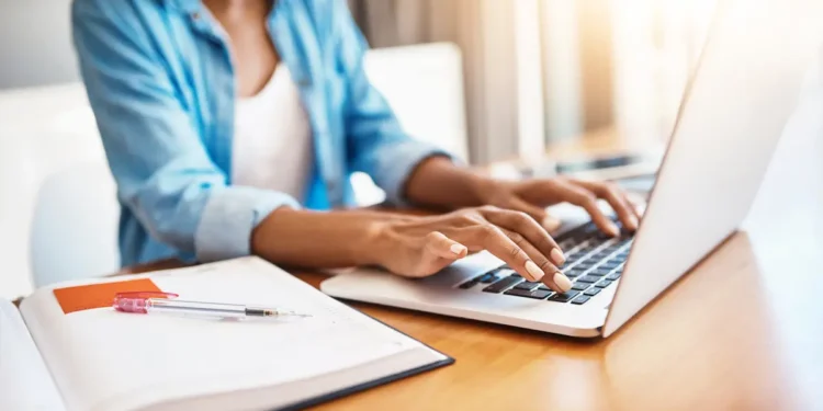 Estudante realiza inscrição online para o Vestibular 2027 da Unicamp utilizando notebook.