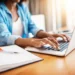 Estudante realiza inscrição online para o Vestibular 2027 da Unicamp utilizando notebook.