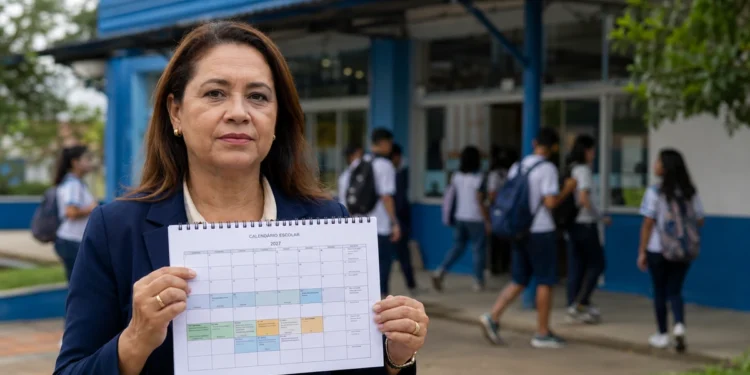 Diretora segura calendário escolar de 2027 em frente a escola pública, representando orientação do CNE para ajustes durante a Copa Feminina.