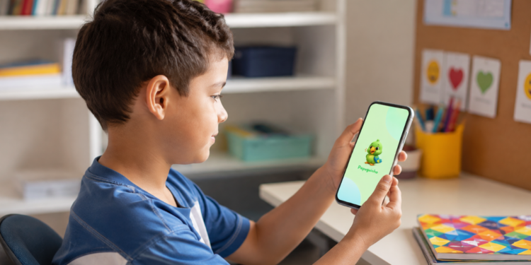 Criança utiliza o aplicativo Papuguinho no celular para apoio à comunicação.