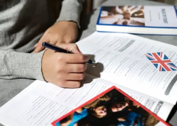 Pessoa estudando inglês com material didático para aprender um novo idioma.