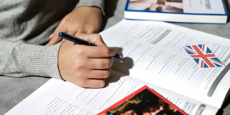 Pessoa estudando inglês com material didático para aprender um novo idioma.